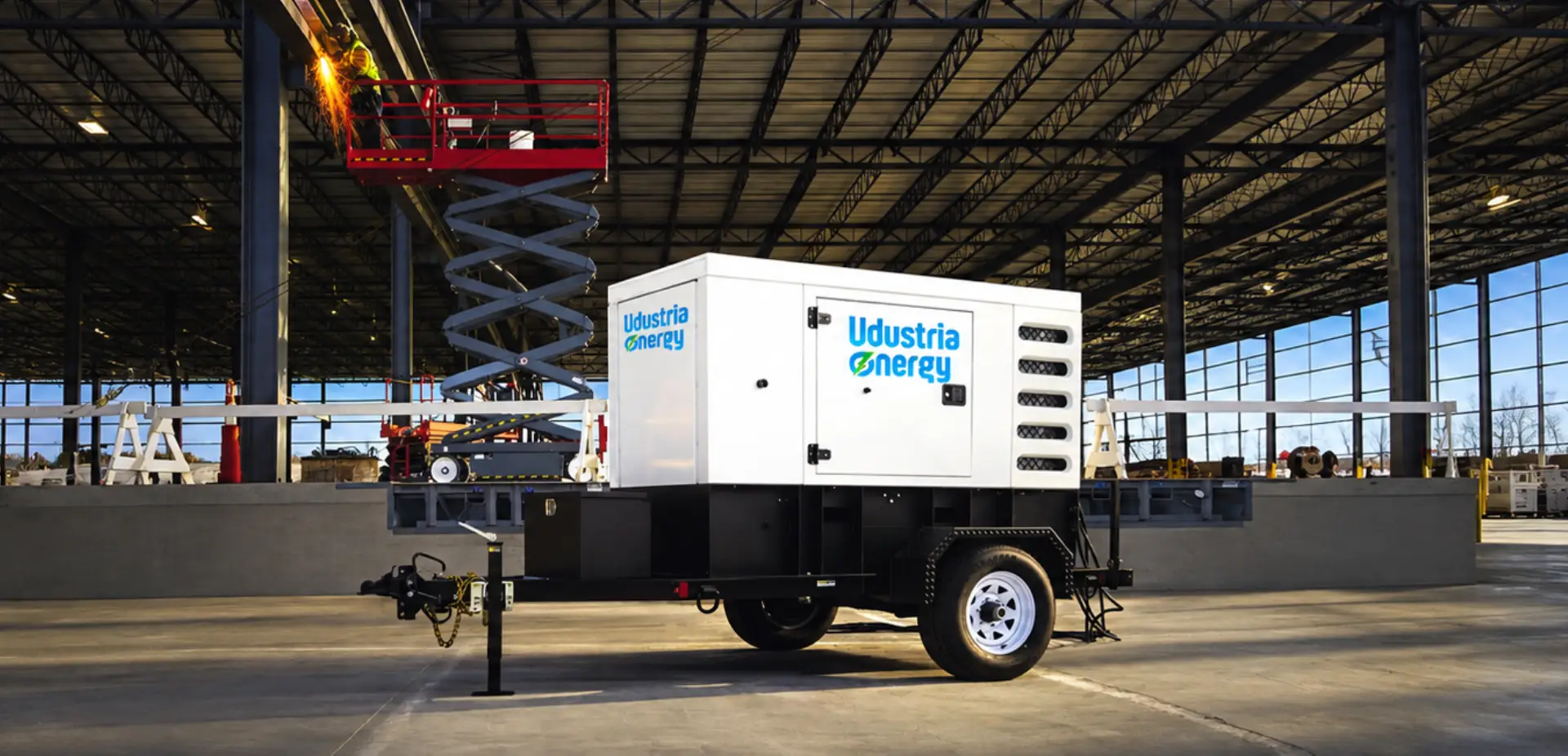 Grupo electrógeno insonorizado Udustria Energy en planta industrial