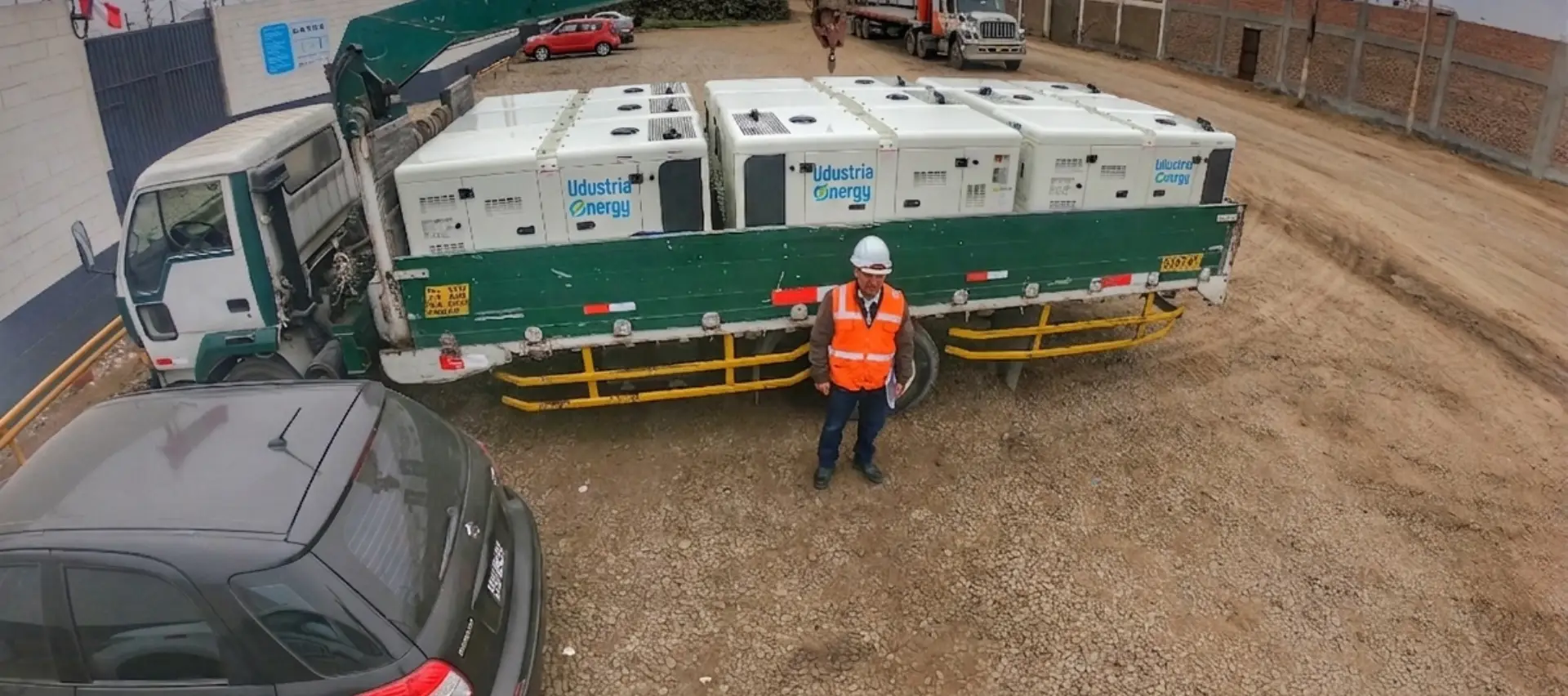 Camión transportando grupos electrógenos nuevos listos para entrega